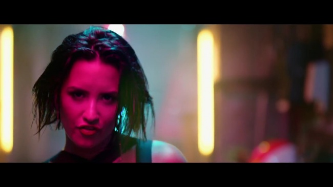 Demi_Lovato_-_Cool_for_the_Summer_28Official_Video29_mp44938.jpg