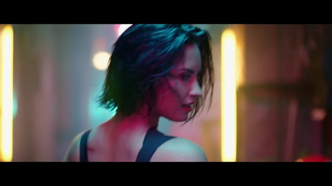 Demi_Lovato_-_Cool_for_the_Summer_28Official_Video29_mp44961.jpg