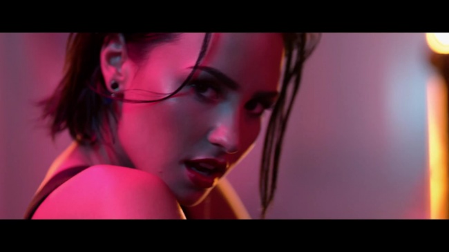 Demi_Lovato_-_Cool_for_the_Summer_28Official_Video29_mp45111.jpg
