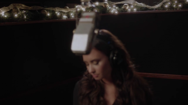 Demi_Lovato_-_Silent_Night_28Honda_Civic_Tour_Holiday_Special29_mp40020.png