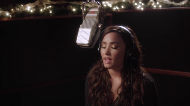 Demi_Lovato_-_Silent_Night_28Honda_Civic_Tour_Holiday_Special29_mp40312.png