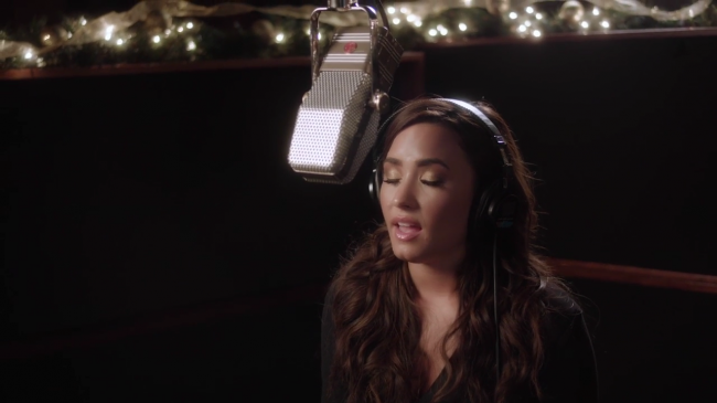 Demi_Lovato_-_Silent_Night_28Honda_Civic_Tour_Holiday_Special29_mp40313.png