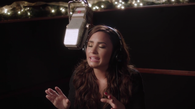 Demi_Lovato_-_Silent_Night_28Honda_Civic_Tour_Holiday_Special29_mp41441.png