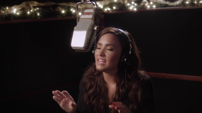 Demi_Lovato_-_Silent_Night_28Honda_Civic_Tour_Holiday_Special29_mp41491.png