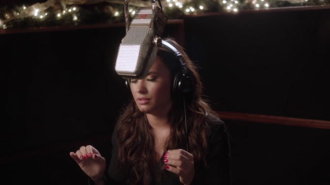 Demi_Lovato_-_Silent_Night_28Honda_Civic_Tour_Holiday_Special29_mp41590.png