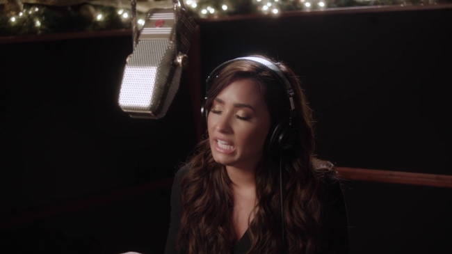 Demi_Lovato_-_Silent_Night_28Honda_Civic_Tour_Holiday_Special29_mp42020.png