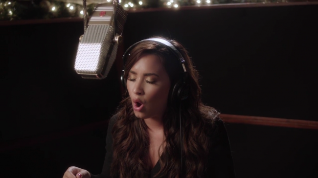Demi_Lovato_-_Silent_Night_28Honda_Civic_Tour_Holiday_Special29_mp42440.png