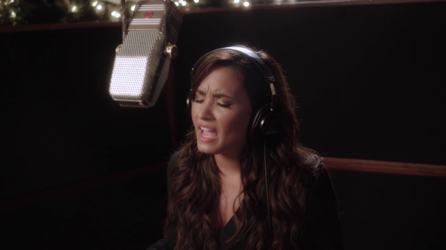 Demi_Lovato_-_Silent_Night_28Honda_Civic_Tour_Holiday_Special29_mp42771.png