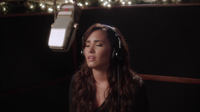 Demi_Lovato_-_Silent_Night_28Honda_Civic_Tour_Holiday_Special29_mp43010.png