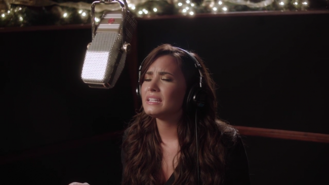 Demi_Lovato_-_Silent_Night_28Honda_Civic_Tour_Holiday_Special29_mp43071.png