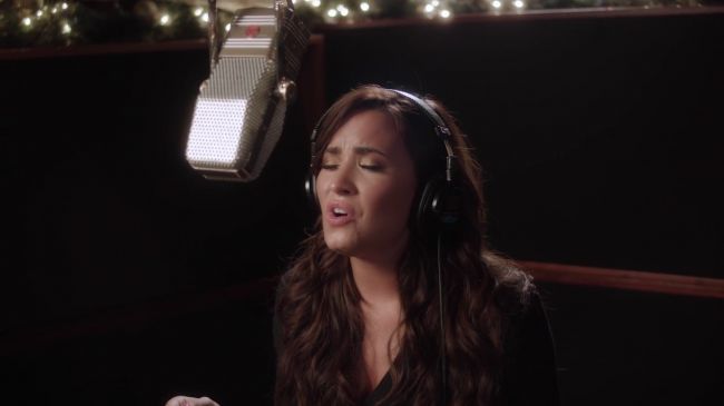 Demi_Lovato_-_Silent_Night_28Honda_Civic_Tour_Holiday_Special29_mp43121.png