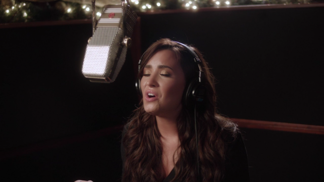 Demi_Lovato_-_Silent_Night_28Honda_Civic_Tour_Holiday_Special29_mp43132.png