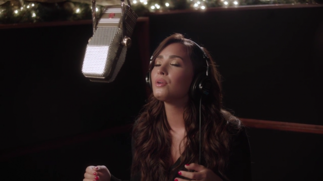 Demi_Lovato_-_Silent_Night_28Honda_Civic_Tour_Holiday_Special29_mp43313.png