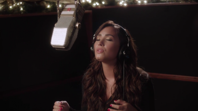 Demi_Lovato_-_Silent_Night_28Honda_Civic_Tour_Holiday_Special29_mp43320.png
