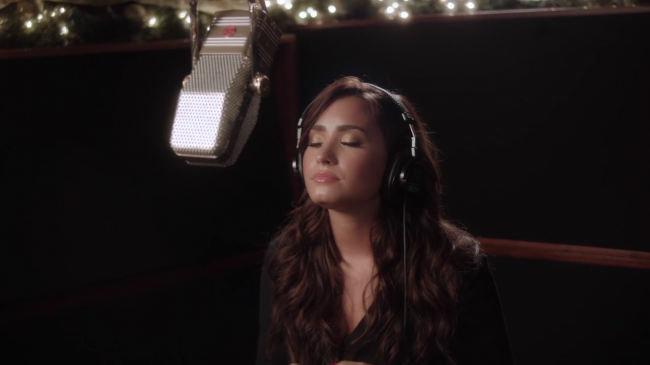 Demi_Lovato_-_Silent_Night_28Honda_Civic_Tour_Holiday_Special29_mp43363.png