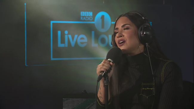 Demi_Lovato_-_Skyscraper_in_the_Live_Lounge_mp43039.png