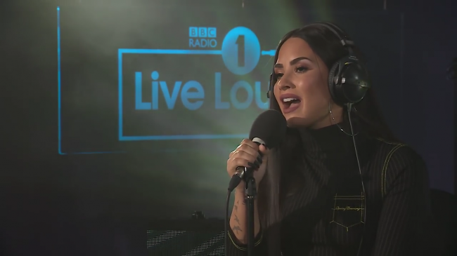 Demi_Lovato_-_Skyscraper_in_the_Live_Lounge_mp43135.png