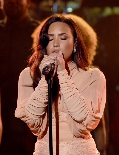 Demi_Lovato_-__One_Voice_Somos_Live21_A_Concert_For_Disaster_Relief__in_Los_Angeles_on_October_14-11.jpg