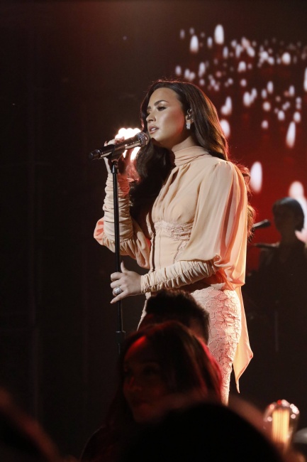 Demi_Lovato_-__One_Voice_Somos_Live21_A_Concert_For_Disaster_Relief__in_Los_Angeles_on_October_14-21.jpg
