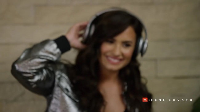 Demi_Lovato_Behind_The_Scenes_from_JBL_5Btorch_web5D_285029.jpg