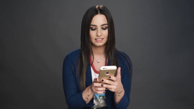 Demi_Lovato_Gets_Her_Phone_Hacked_-_Glamour5Bvia_torchbrowser_com5D_28129_mp41951.jpg
