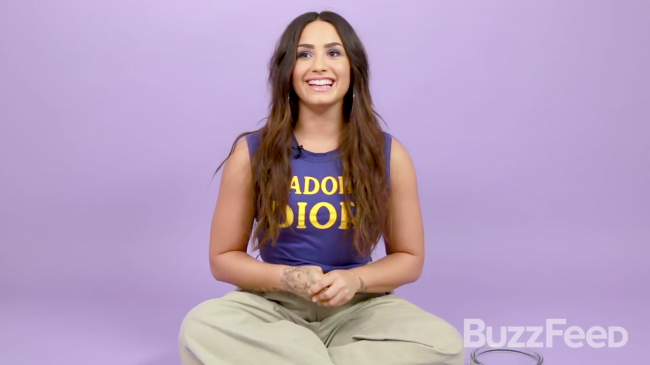 Demi_Lovato_Plays_With_Puppies_28While_Answering_Fan_Questions295Bvia_torchbrowser_com5D_mp40000.png