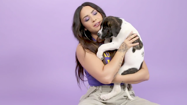 Demi_Lovato_Plays_With_Puppies_28While_Answering_Fan_Questions295Bvia_torchbrowser_com5D_mp40145.png