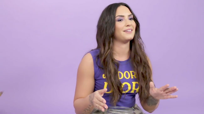Demi_Lovato_Plays_With_Puppies_28While_Answering_Fan_Questions295Bvia_torchbrowser_com5D_mp41560.png