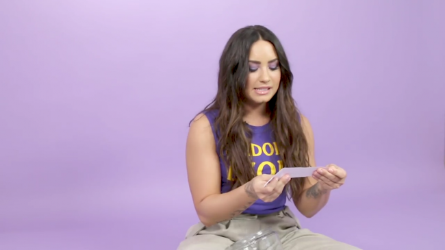 Demi_Lovato_Plays_With_Puppies_28While_Answering_Fan_Questions295Bvia_torchbrowser_com5D_mp42415.png