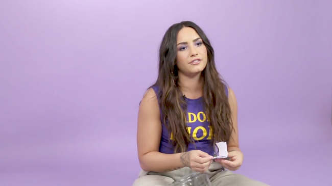 Demi_Lovato_Plays_With_Puppies_28While_Answering_Fan_Questions295Bvia_torchbrowser_com5D_mp42520.png