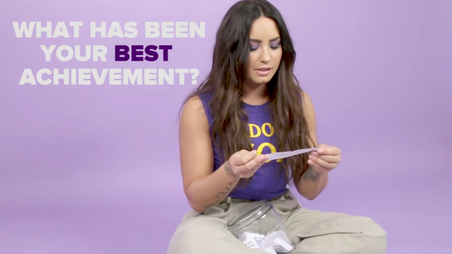 Demi_Lovato_Plays_With_Puppies_28While_Answering_Fan_Questions295Bvia_torchbrowser_com5D_mp44143.png