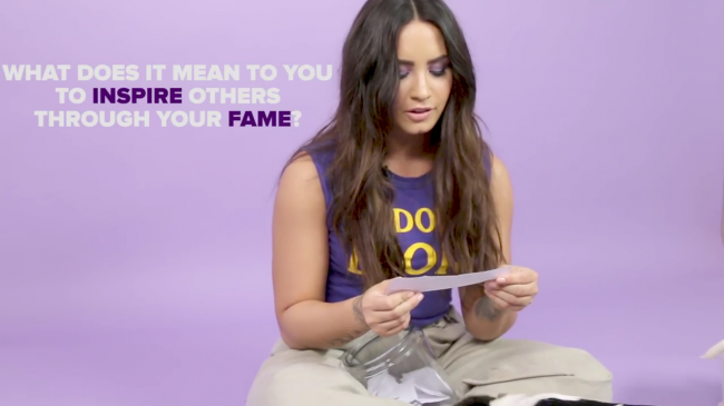 Demi_Lovato_Plays_With_Puppies_28While_Answering_Fan_Questions295Bvia_torchbrowser_com5D_mp44922.png