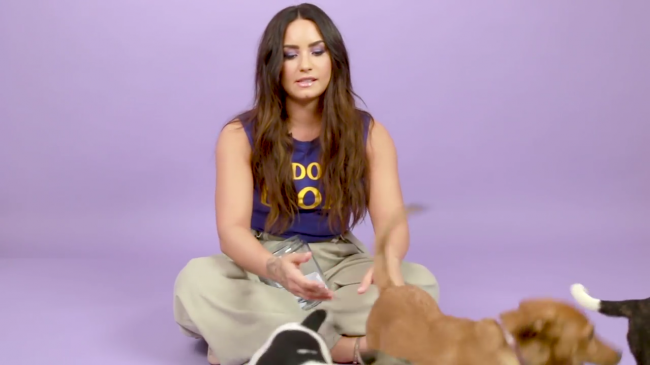 Demi_Lovato_Plays_With_Puppies_28While_Answering_Fan_Questions295Bvia_torchbrowser_com5D_mp45409.png