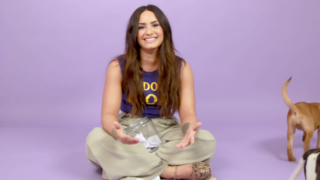 Demi_Lovato_Plays_With_Puppies_28While_Answering_Fan_Questions295Bvia_torchbrowser_com5D_mp45545.png