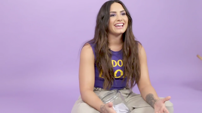 Demi_Lovato_Plays_With_Puppies_28While_Answering_Fan_Questions295Bvia_torchbrowser_com5D_mp45560.png