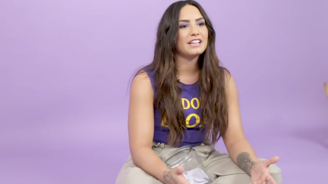 Demi_Lovato_Plays_With_Puppies_28While_Answering_Fan_Questions295Bvia_torchbrowser_com5D_mp45569.png