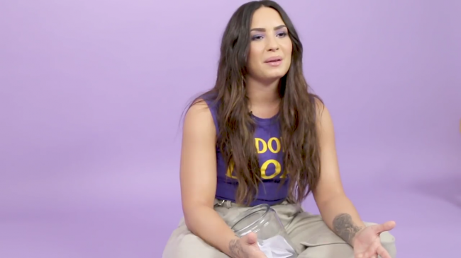 Demi_Lovato_Plays_With_Puppies_28While_Answering_Fan_Questions295Bvia_torchbrowser_com5D_mp45578.png