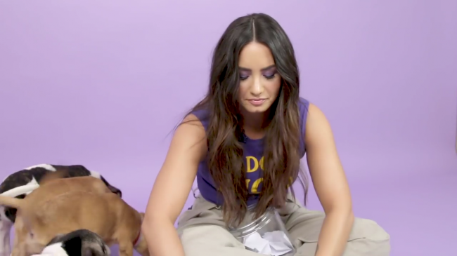 Demi_Lovato_Plays_With_Puppies_28While_Answering_Fan_Questions295Bvia_torchbrowser_com5D_mp45928.png
