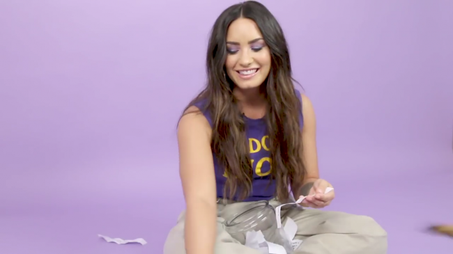 Demi_Lovato_Plays_With_Puppies_28While_Answering_Fan_Questions295Bvia_torchbrowser_com5D_mp46033.png
