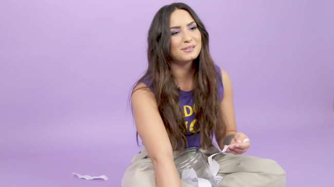 Demi_Lovato_Plays_With_Puppies_28While_Answering_Fan_Questions295Bvia_torchbrowser_com5D_mp46050.png