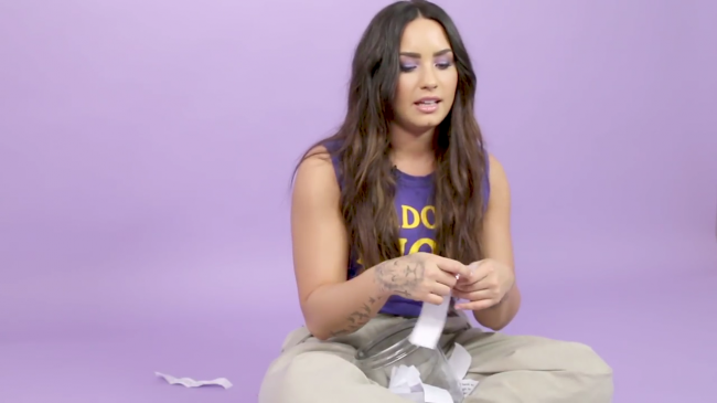 Demi_Lovato_Plays_With_Puppies_28While_Answering_Fan_Questions295Bvia_torchbrowser_com5D_mp46096.png