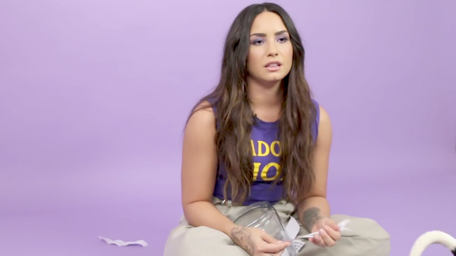 Demi_Lovato_Plays_With_Puppies_28While_Answering_Fan_Questions295Bvia_torchbrowser_com5D_mp46328.png