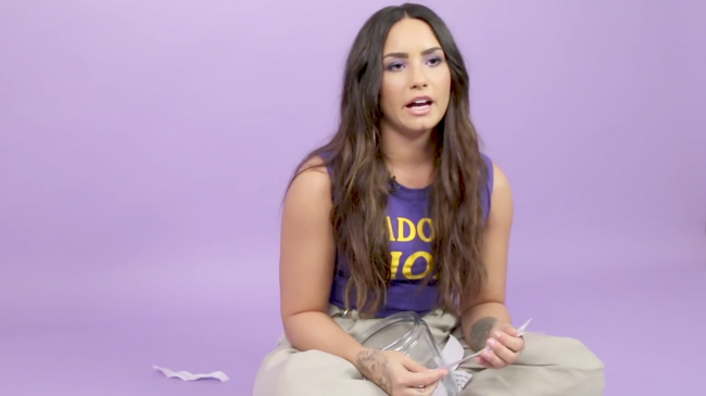Demi_Lovato_Plays_With_Puppies_28While_Answering_Fan_Questions295Bvia_torchbrowser_com5D_mp46336.png