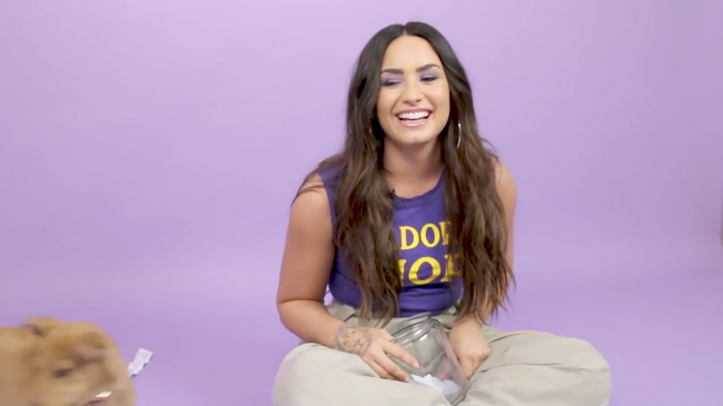 Demi_Lovato_Plays_With_Puppies_28While_Answering_Fan_Questions295Bvia_torchbrowser_com5D_mp47424.png