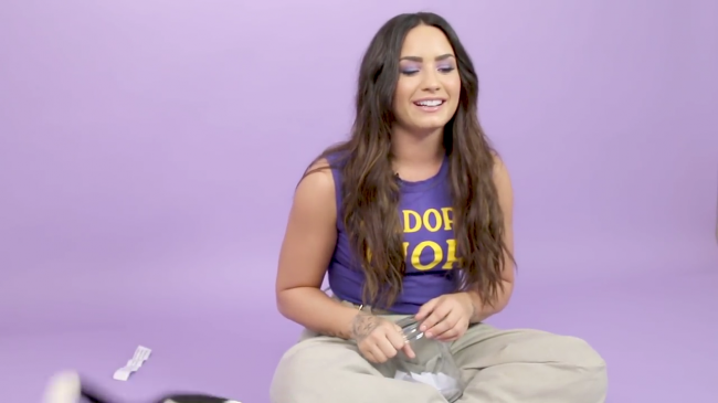 Demi_Lovato_Plays_With_Puppies_28While_Answering_Fan_Questions295Bvia_torchbrowser_com5D_mp47530.png