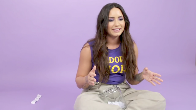 Demi_Lovato_Plays_With_Puppies_28While_Answering_Fan_Questions295Bvia_torchbrowser_com5D_mp47960.png
