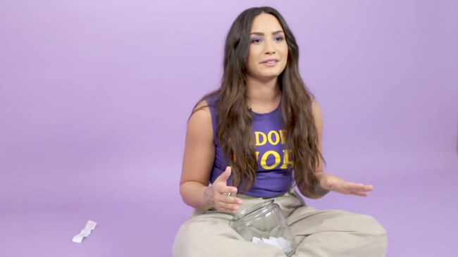 Demi_Lovato_Plays_With_Puppies_28While_Answering_Fan_Questions295Bvia_torchbrowser_com5D_mp48129.png
