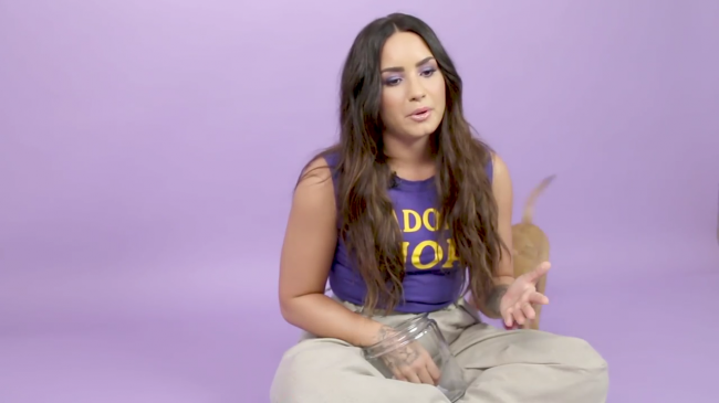 Demi_Lovato_Plays_With_Puppies_28While_Answering_Fan_Questions295Bvia_torchbrowser_com5D_mp48384.png