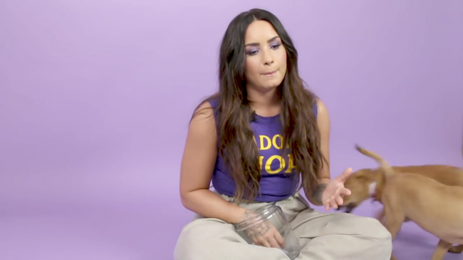 Demi_Lovato_Plays_With_Puppies_28While_Answering_Fan_Questions295Bvia_torchbrowser_com5D_mp48408.png