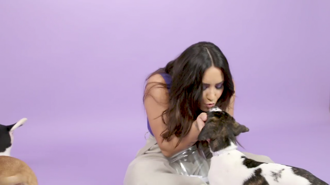 Demi_Lovato_Plays_With_Puppies_28While_Answering_Fan_Questions295Bvia_torchbrowser_com5D_mp49057.png